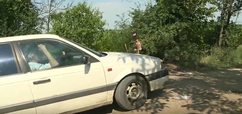 В Криулянском районе трубу проложили поверх дороги.