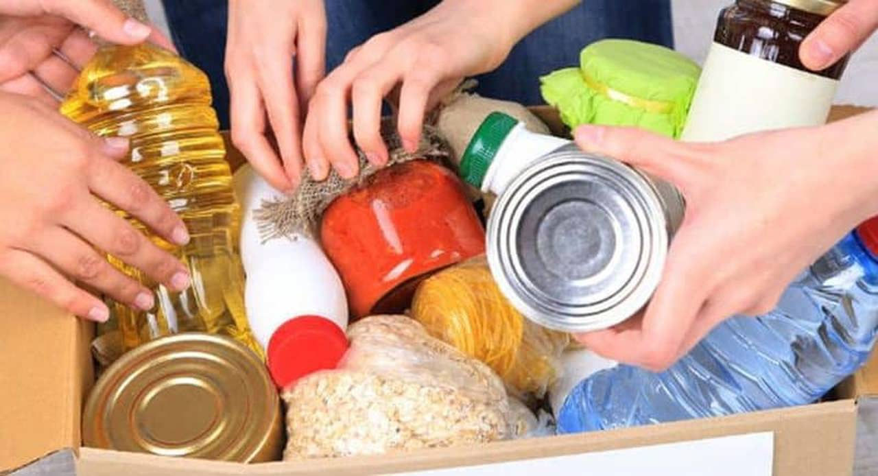 На городских рынках Молдовы волонтеры провели сбор продуктов для нуждающихся.