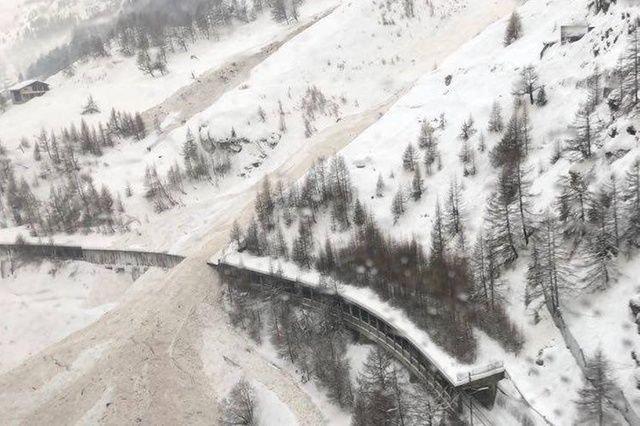 Риск лавины в швейцарском Церматте все еще высок, но движение восстановлено.