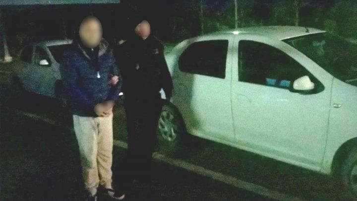 Bărbaţi urmăriţi pentru săvârşirea unor infracţiuni, găsiți la vamă