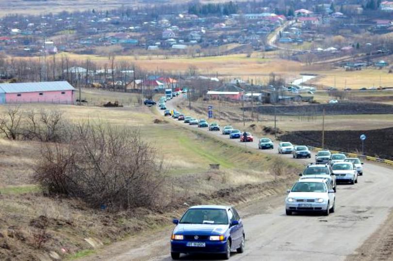 Водители в Румынии требуют починить дороги.