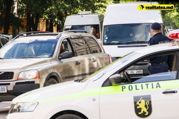 Două cazuri de transportare ilicită a mai multor mărfuri industriale și electrocasnice, în sumă de peste 40 de mii de lei, au fost documentate de către forţele de ordine.