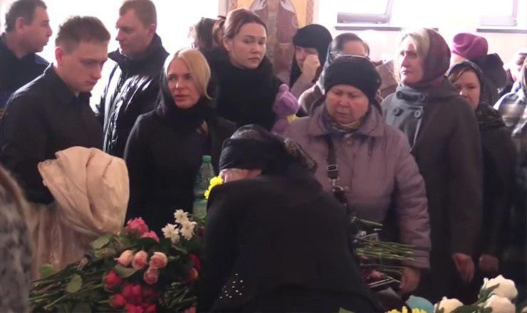 Hohote de plâns: Părinţii distruşi de durere îşi îngroapă micuţii