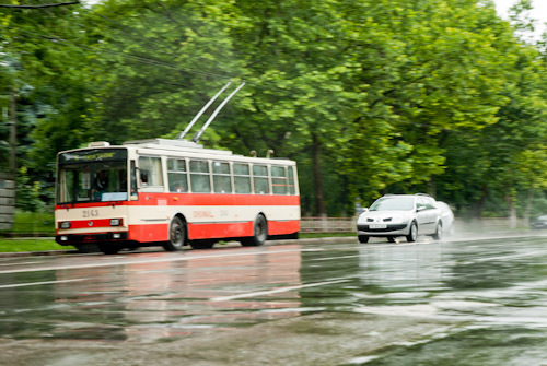 Potrivit prognozelor Serviciului Hidrometeorologic de Stat, în următoarele zile cerul va fi variabil, pe alocuri vor cădea averse însoţite de descărcări electrice, informează NOI.md.