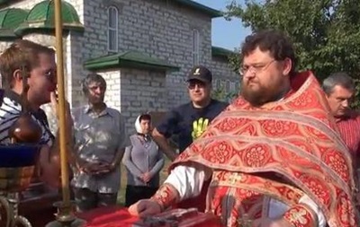 Несколько десятков человек приехали в храм с украинскими флагами, некоторые были с символикой партии "Свобода".