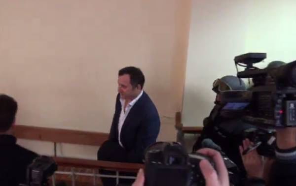 В зал заседания суда Филата сопроводили сотрудники НАЦ