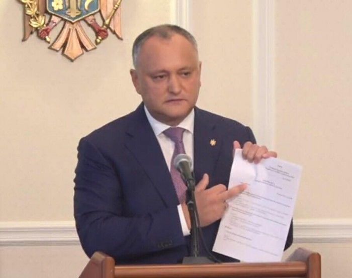 Додон обвинил правительство в том, что оно действует по указке своих заокеанских покровителей.