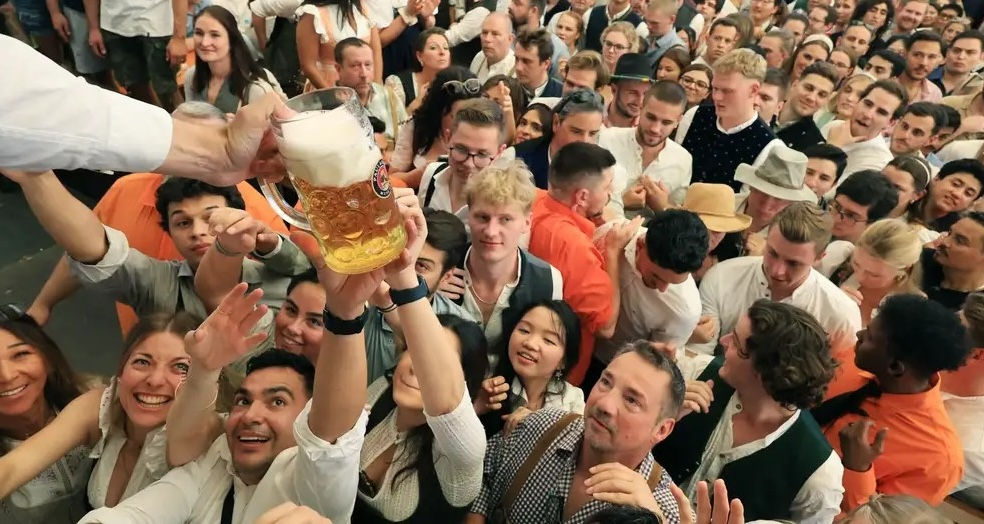 Intrarea la Oktoberfest, închisă temporar din cauza mulțimii.