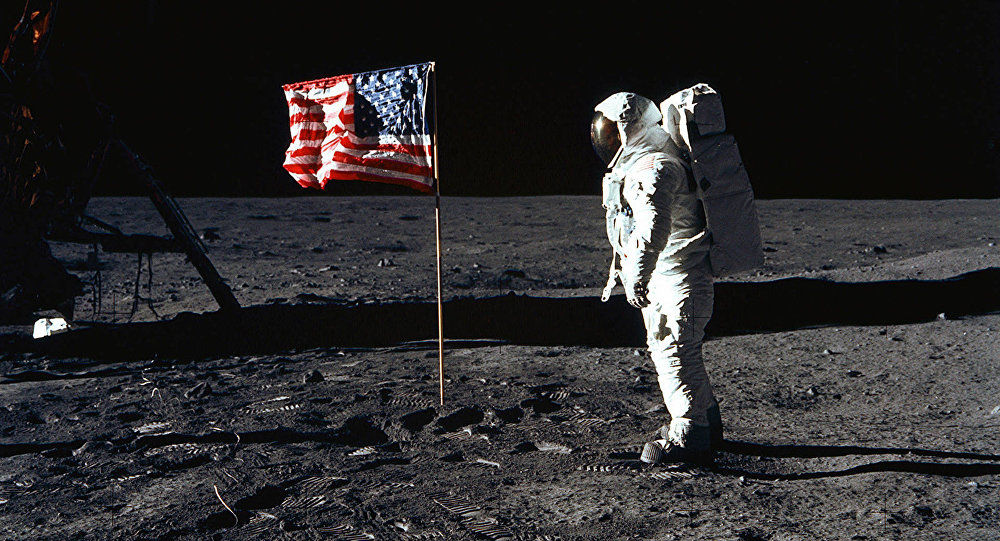 Владелица сумки из-под лунного грунта подала в суд на NASA.
