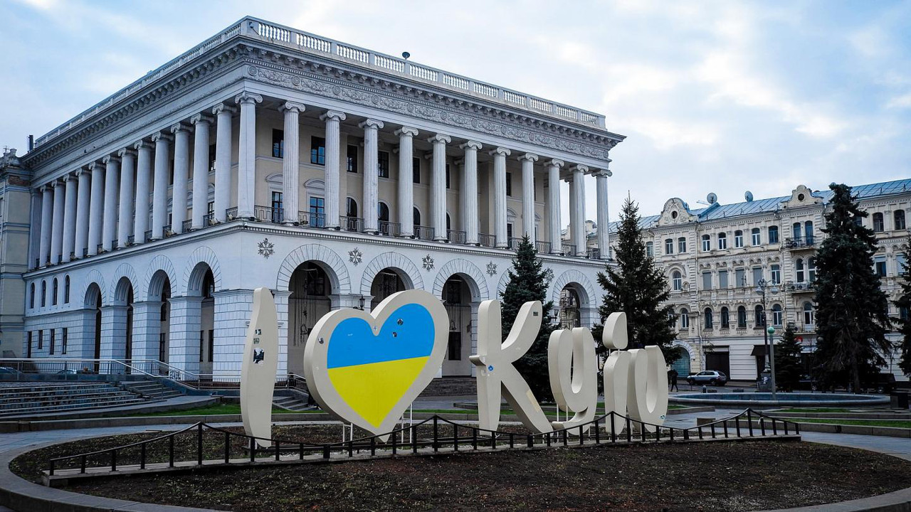 В Киеве заработают продуктовые магазины и транспорт.