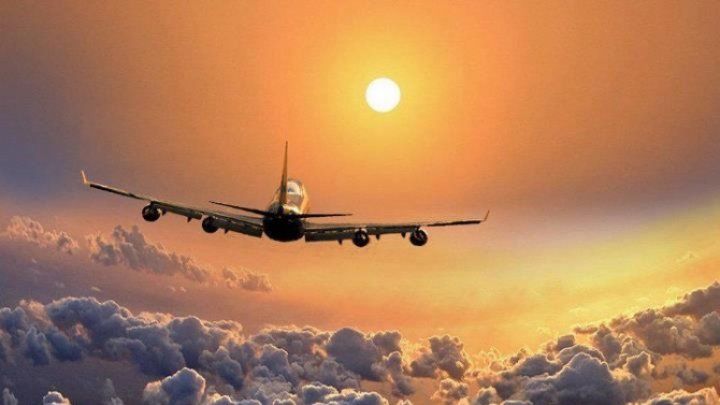 O femeie a încercat să deschidă ușa avionului în timpul zborului