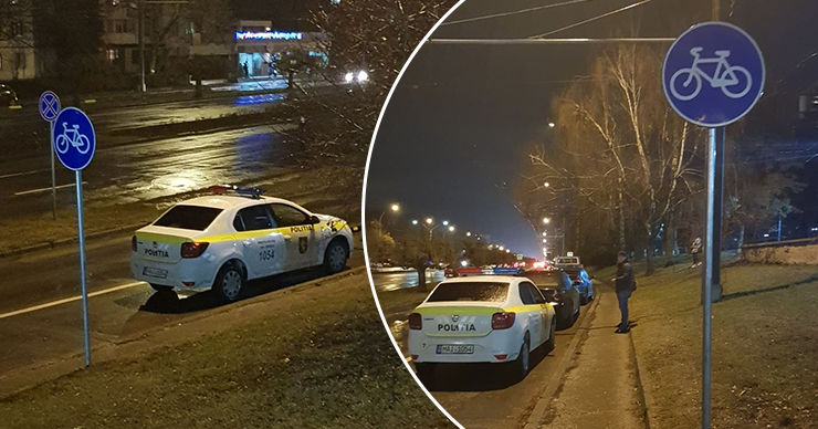 На Ботанике на полосе для велосипедистов припаркован автомобиль полиции.