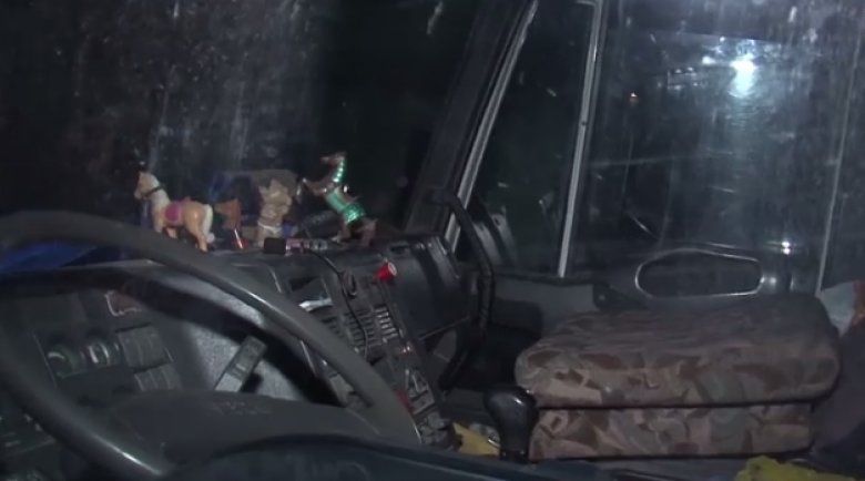 Oamenii legii au găsit trei seringi suspecte și o lingură cu urme de ardere recentă. 