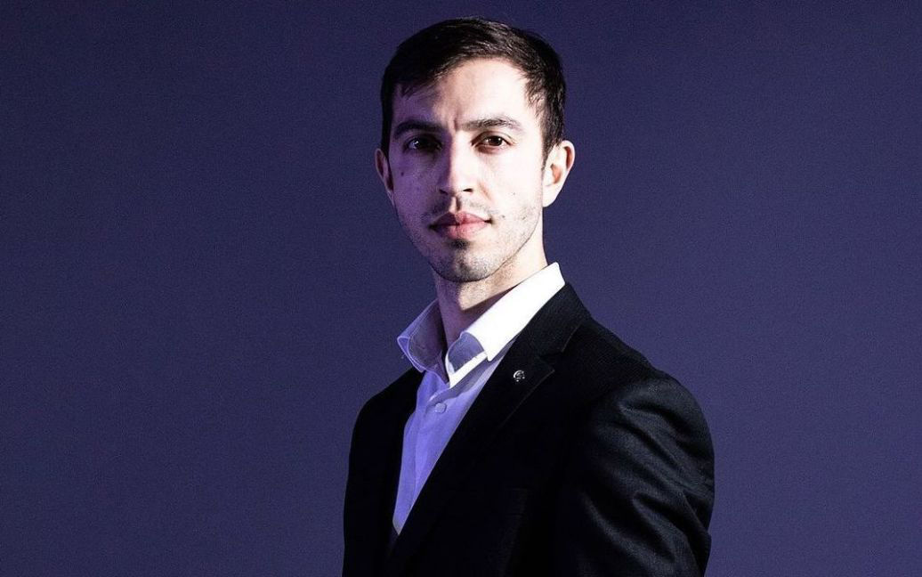 Комик встречается с украинской танцовщицей Елизаветой Кравченко. 