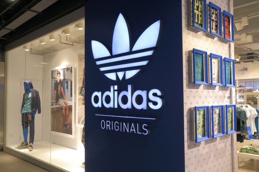Adidas закрывает магазины в России.