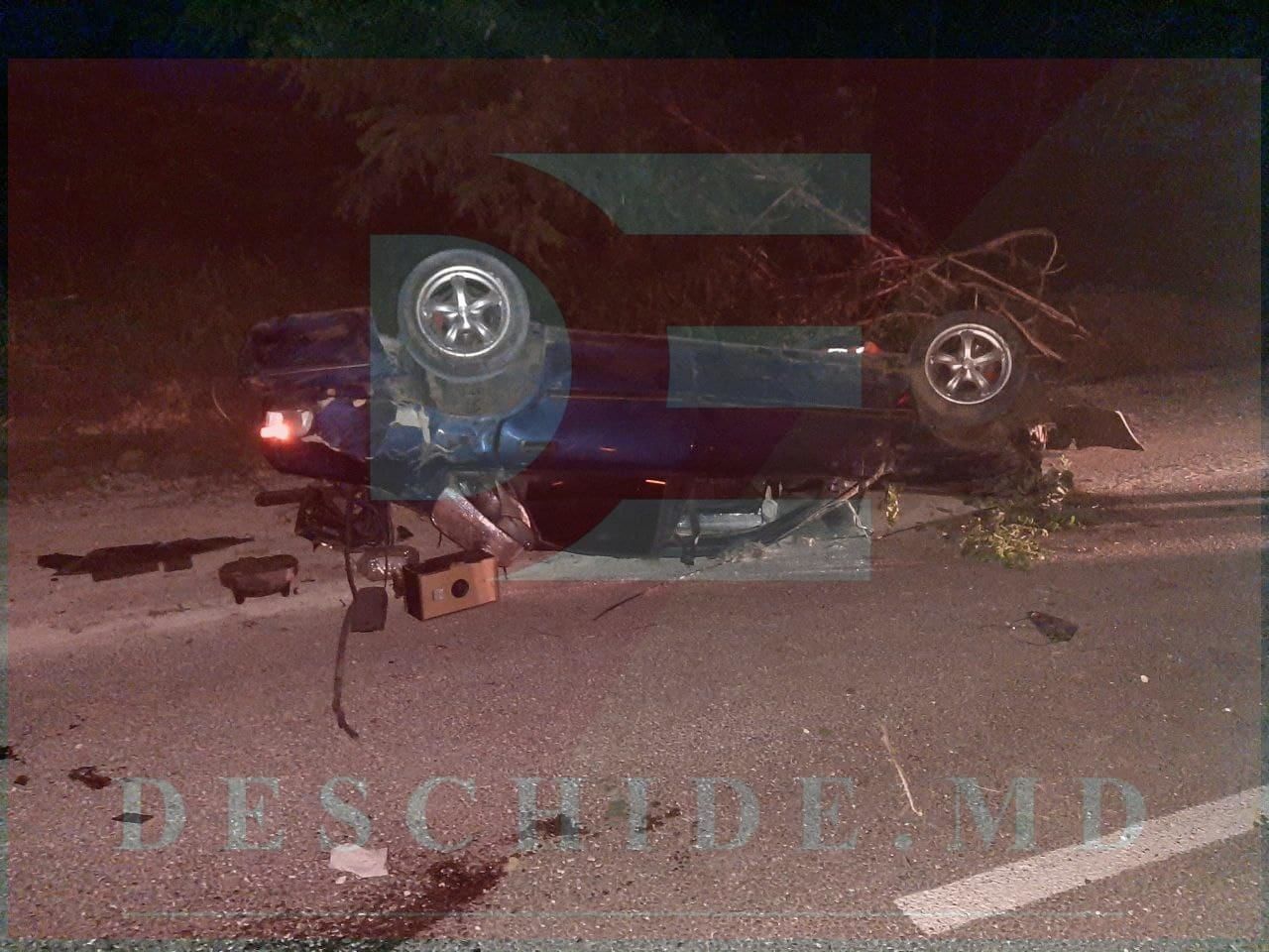 В Страшенах автомобиль врезался в дерево и перевернулся.