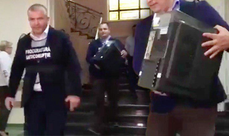 Прокуроры изъяли компьютер и документы в ходе обысков в ВСП.