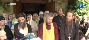 Mai mulţi preoţi din împrejurimi s-au grăbit să-şi apere colegul