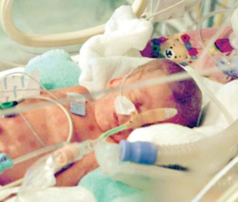 Doctorii spun însă că o vor ţine sub observaţie pe Dafne, având în vedere vârsta teribil de fragedă la care a născut