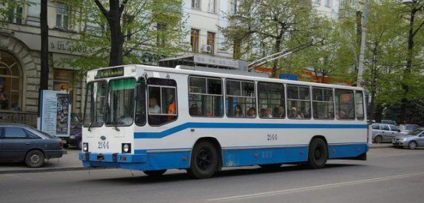 A traversat strada într-un loc nepermis și a fost lovită de un troleibuz.