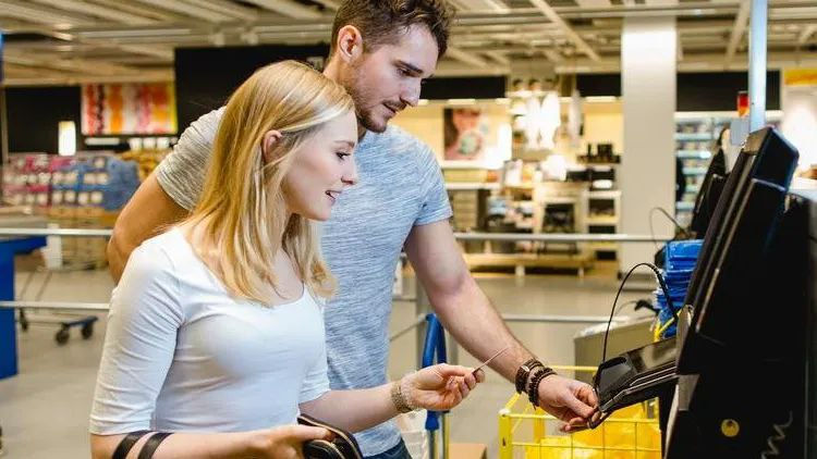 Gigantul de mobilă IKEA riscă amenzi de milioane de dolari pentru spionarea clienților.