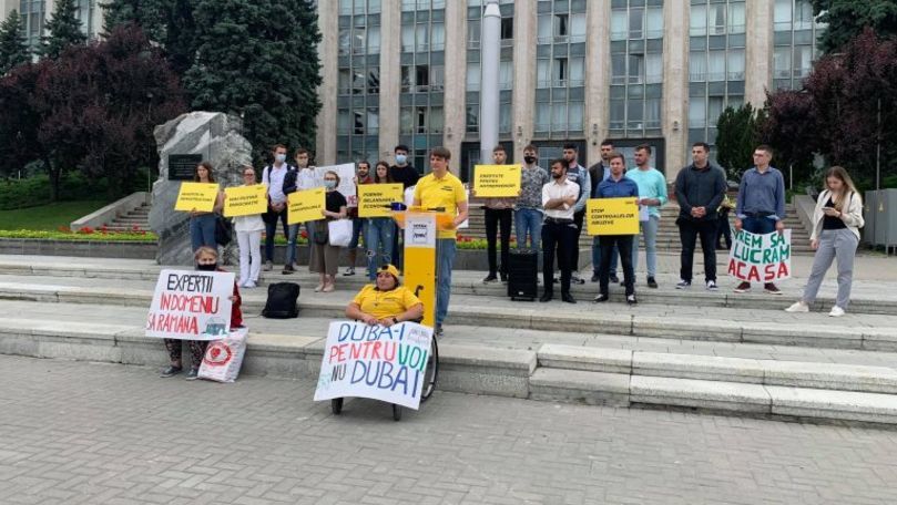 Активисты PAS провели флешмоб у здания правительства.
