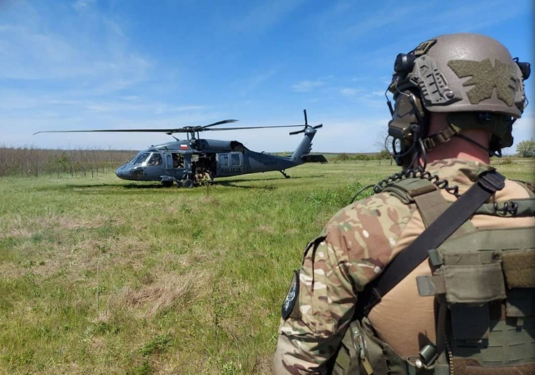 При помощи вертолетов Black Hawk в Кишиневе протестируют систему ночного видения.