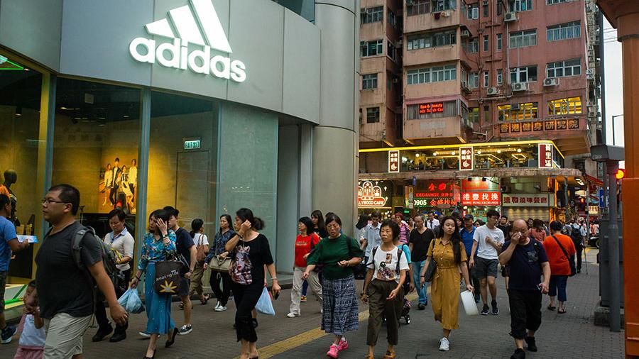 Bloomberg: потери Adidas в Китае могут составить порядка $0,5 млрд.