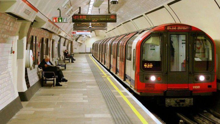 Polițiștii au efectuat o explozie controlată lângă o stație de metrou din Londra, după ce au găsit acolo o mașină abandonată.