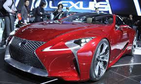 Ruşii cumpără maşini scumpe de teama rublei. Mai exact, mulţi clienţi din Rusia îşi cumpără maşini Porsche şi SUV-uri Lexus pentru a-şi proteja economiile de deprecierea rublei, pentru anul viitor fiind anticipate creşteri puternice ale preţurilor.