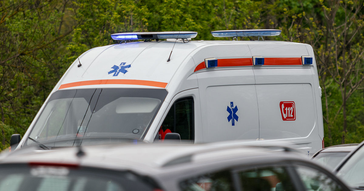 Un bărbat a căzut de la etajul trei al unui bloc de locuințe din Capitală.