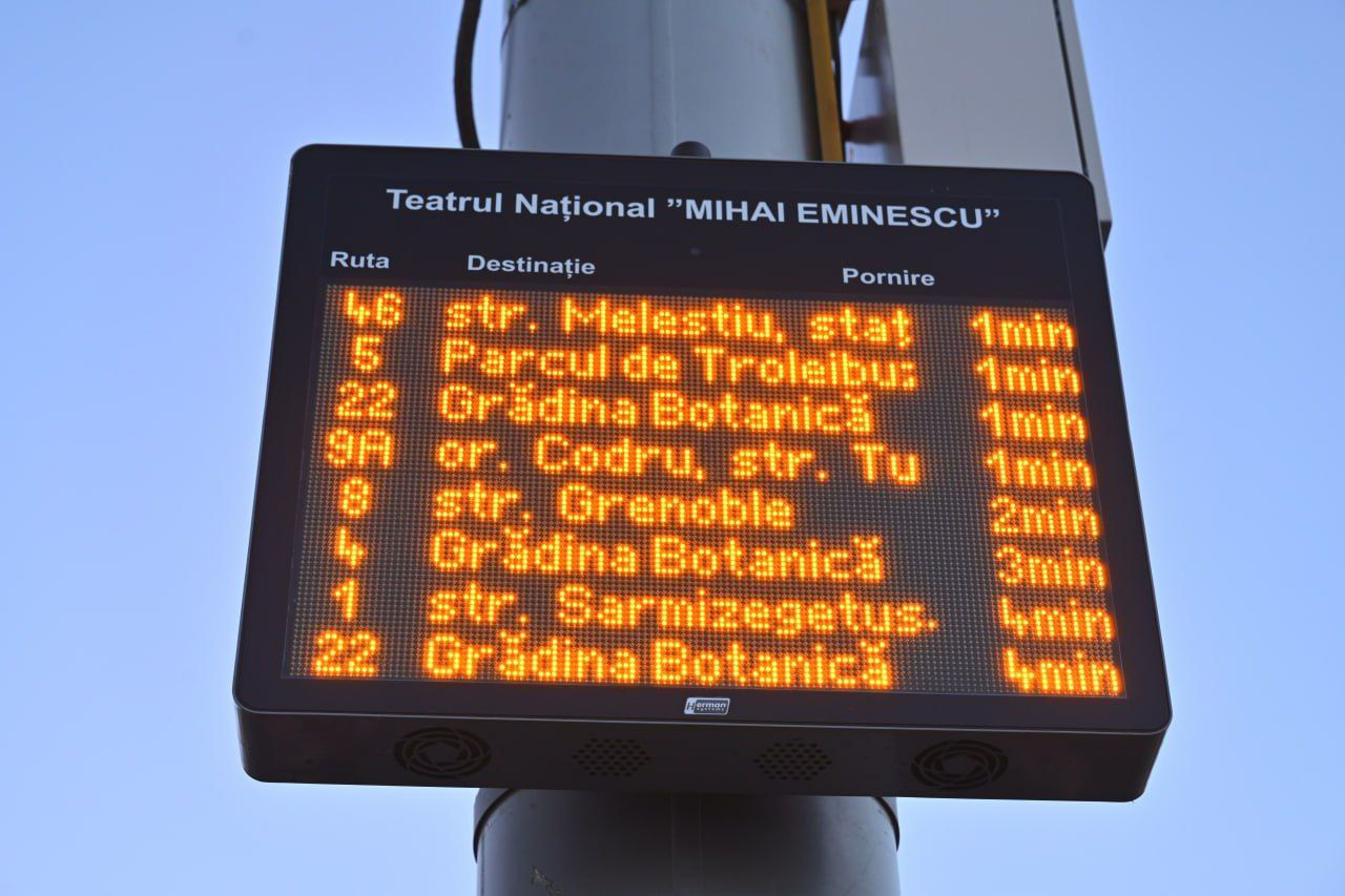 La patru stații de transport public din Capitală au fost instalate ecrane LED.