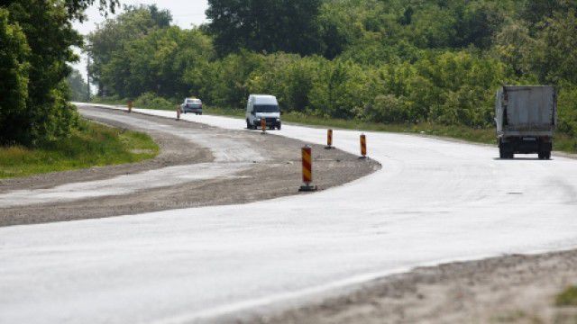 Poliția atenționează șoferii să evite şoselele construite din plăci de beton. Foto: publika.md