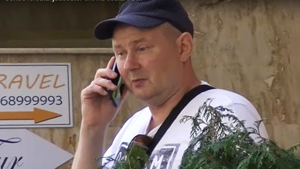 Беглый судья из Украины Чаус прогуливается с охранником в Молдове.