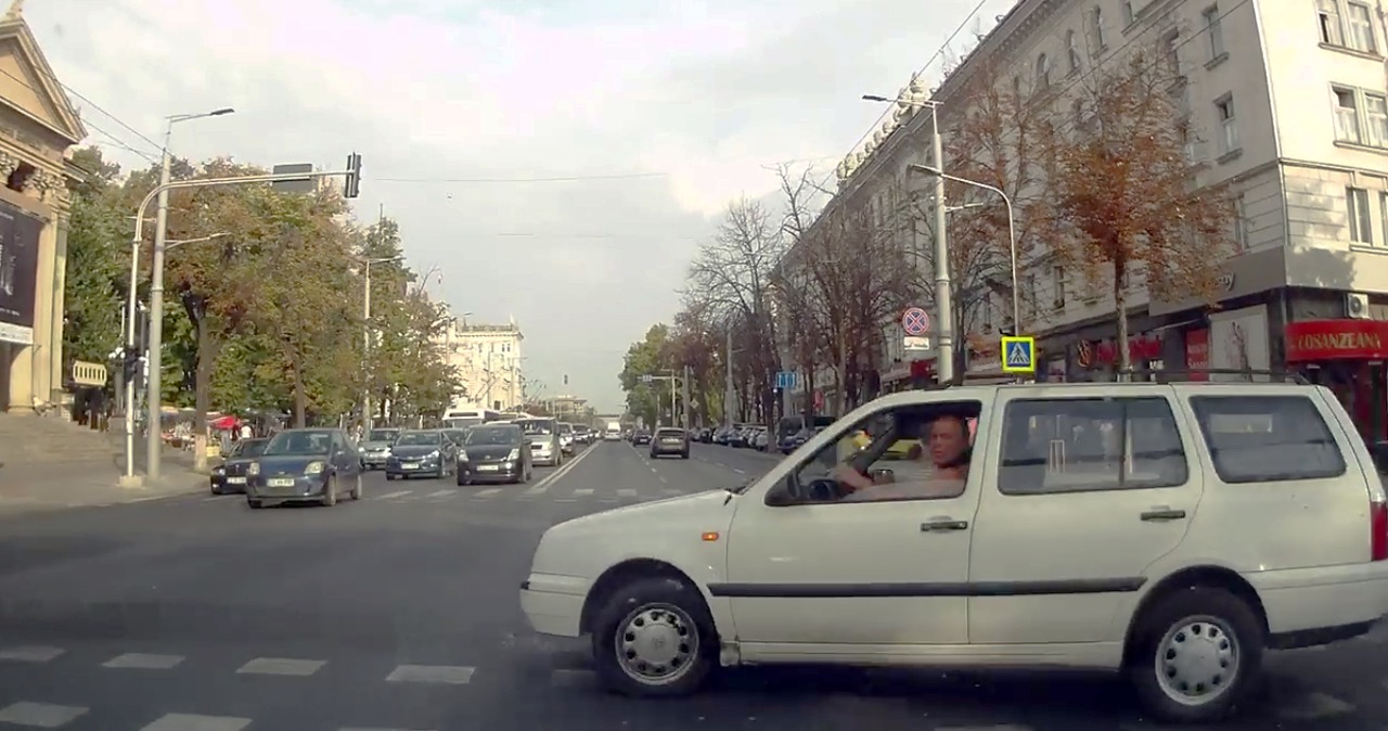 В Кишиневе водитель шокировал наглым нарушением правил.