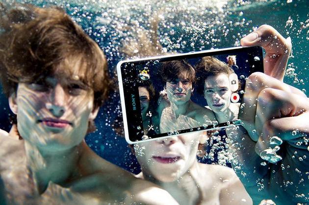 Sony a anunţat un nou smartphone cu Android, Sony Xperia ZR, care permite filmarea Full HD sub apă.