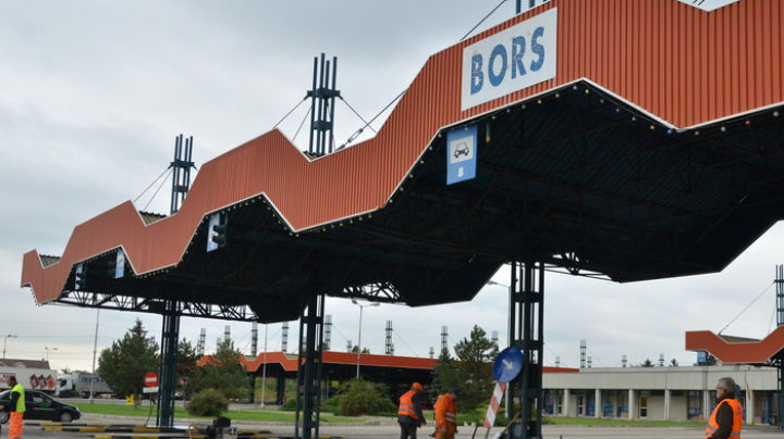 Doi minori ascunşi sub fusta mamei, descoperiţi la Vama Borș. 