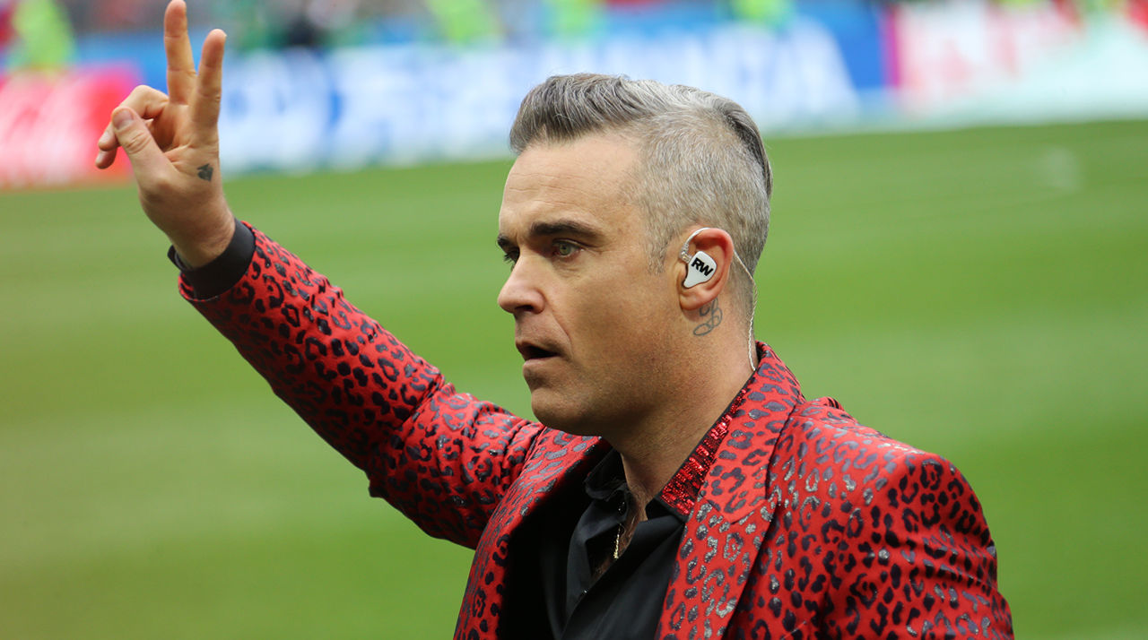 Robbie Williams a ajuns pe primul loc în topul britanic pentru a 16-a oară, depășind trupa The Beatles.