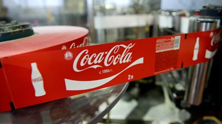 Coca-Cola приостанавливает размещение рекламы во всех социальных сетях.