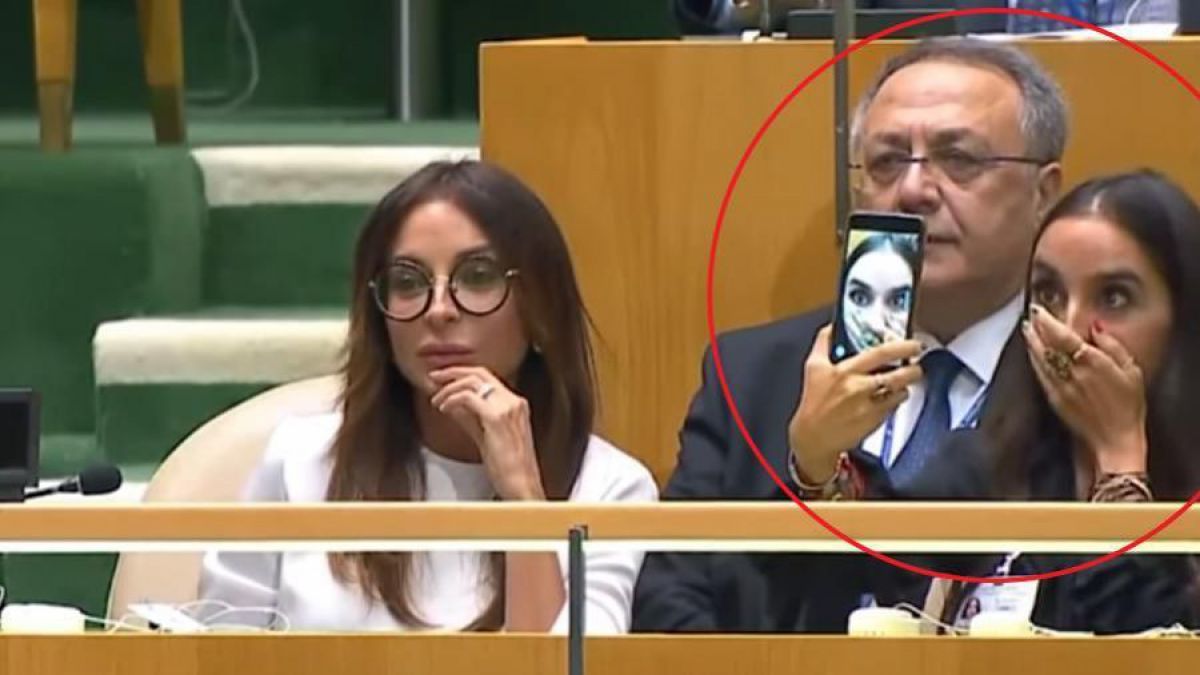 Fiică de preşedinte. Selfie în timpul discursului despre crime de război. Foto: agora.md