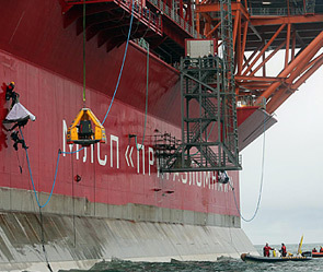 На активистов Greenpeace завели уголовное дело по факту нападения на нефтедобывающую платформу "Приразломная". Фото: ИТАР-ТАСС