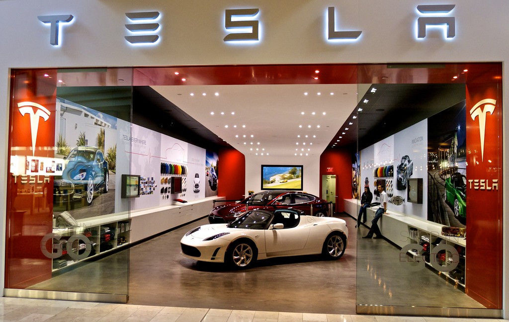 Tesla закрывает все розничные магазины.