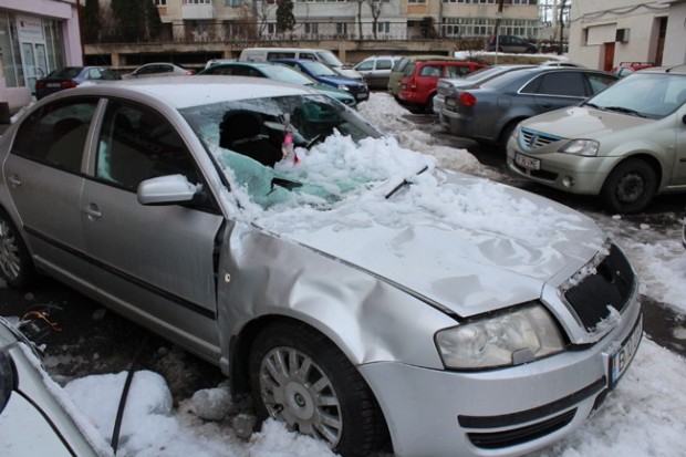 fotografiați, inclusiv avaria, dar și locul de pe acoperiș de unde presupuneți că a căzut gheața, zăpada or alte obiecte