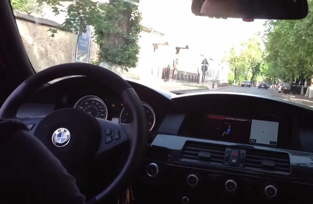 Водитель BMW устроил "дрифт" на центральных улицах Кишинева.