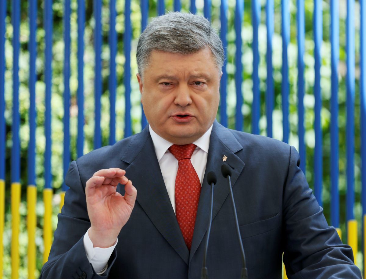 Порошенко не исключает введения военного положения и объявления мобилизации.