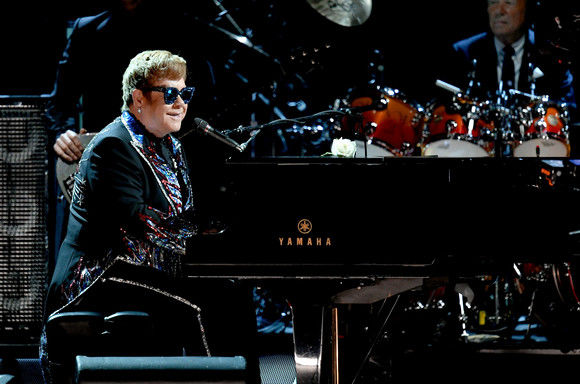 Elton John a înjurat un fan în timpul unui concert