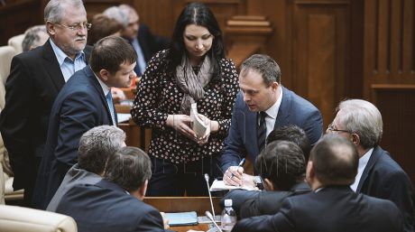 Sute de oameni, înregistraţi pe aceeaşi adresă. Foto: publika.md