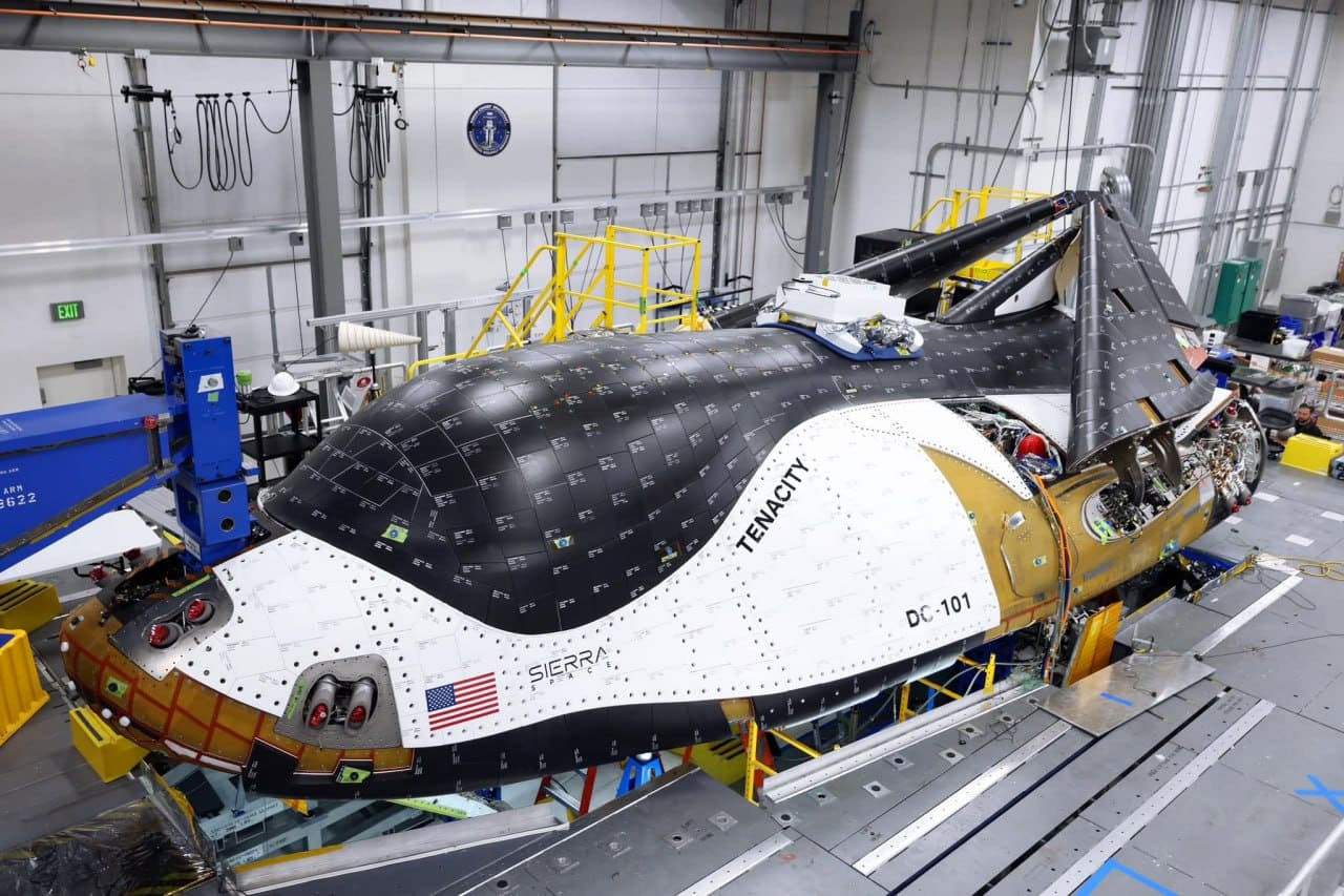 Sierra Space показала первый собранный многоразовый космический челнок Dream Chaser.