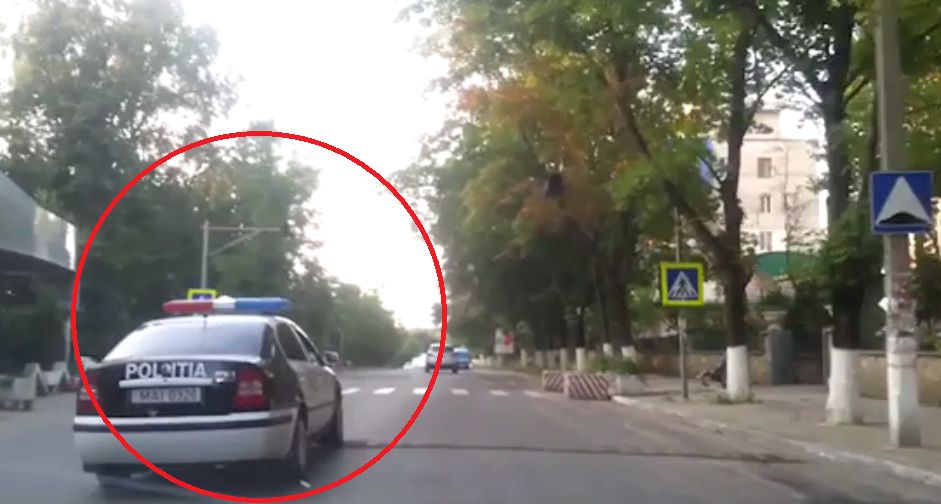 Проблесковый маячок на автомобиле не включен.