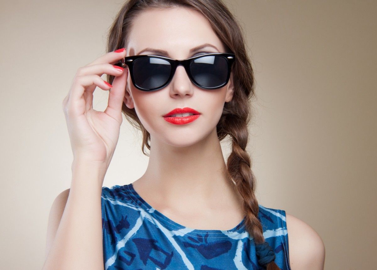 Ochelarii de soare pot deveni periculoşi şi ne pot afecta sănătatea oculară. Foto: millavintage.com